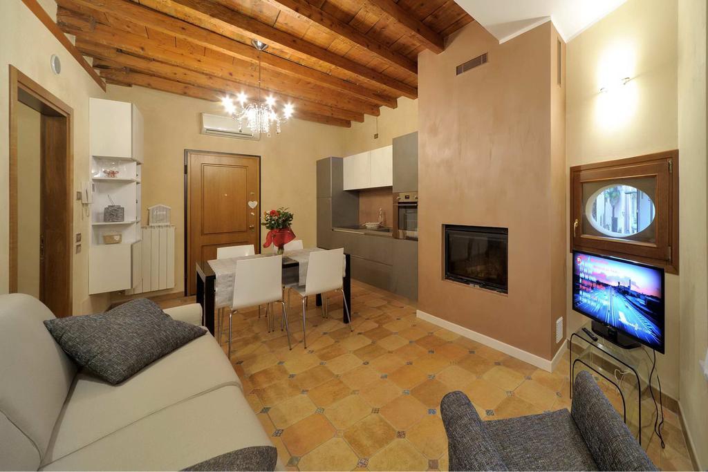 Antico Palazzo Signorile Apartment ซาโล ภายนอก รูปภาพ